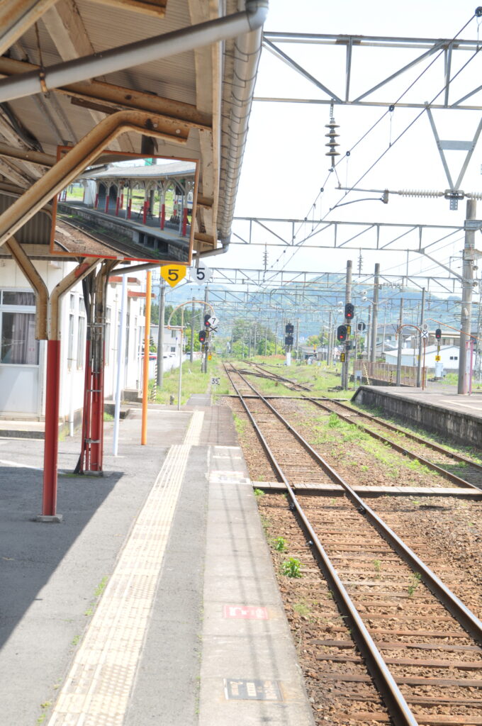 隼人駅で肥薩線の列車を待つ。