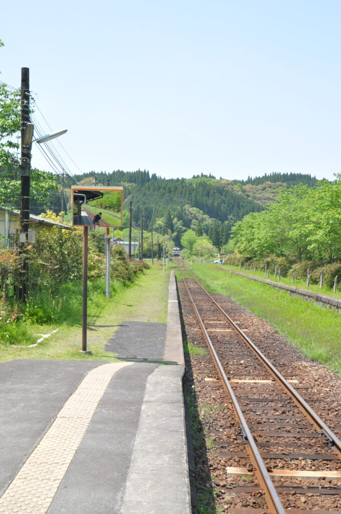 嘉例川駅で下車し、列車を見送る。