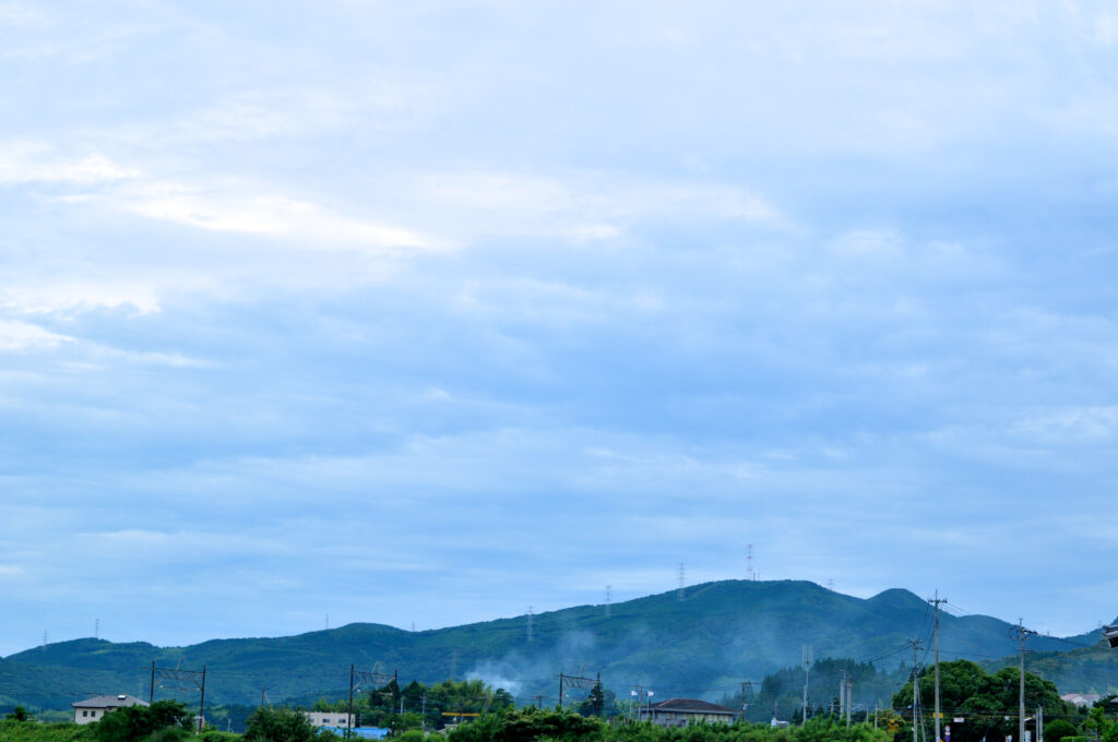 隈之城駅の近くより山々を見る。
