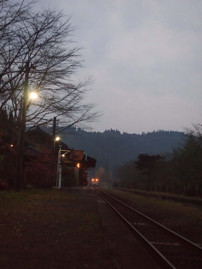 夕刻の嘉例川駅。列車到着する。