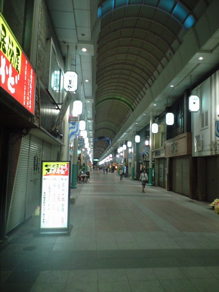 深夜の川端商店街。福岡市でも福岡と博多は何かが違うのだ。