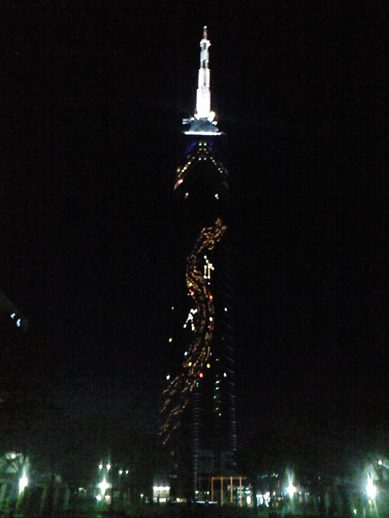七夕の頃の福岡タワー。福岡市の象徴。