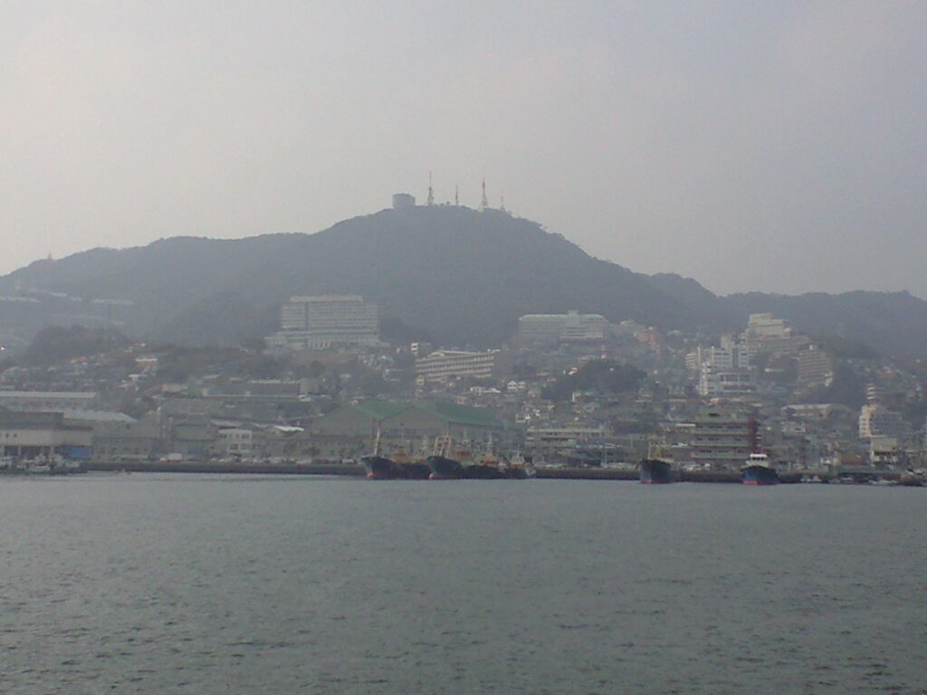 長崎港と稲佐山。