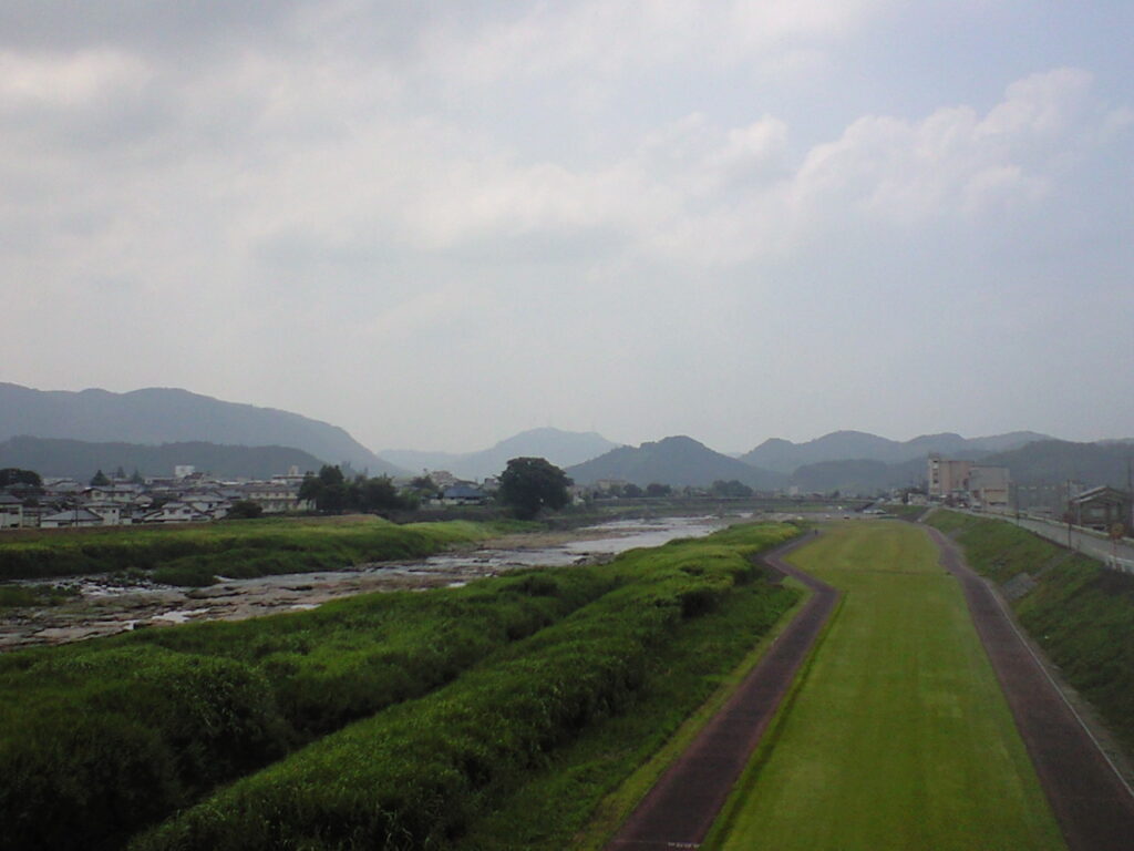 玖珠川。
奥には九州の屋根、九重連山が見える。