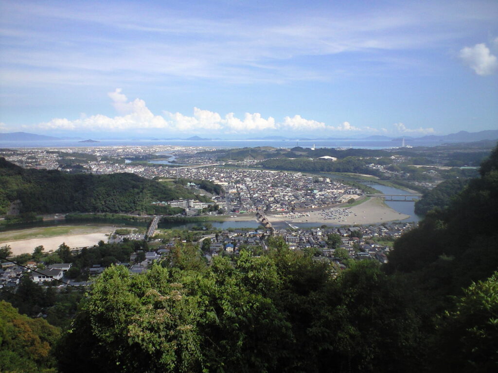 岩国城から市内を眺めてみた。
錦帯橋と瀬戸内海がみえる。