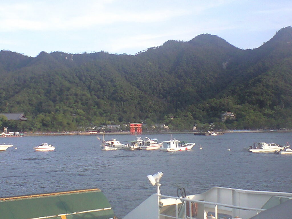 JR西日本の宮島連絡船から見えた、厳島神社の大鳥居と花火大会をみるための船たち。