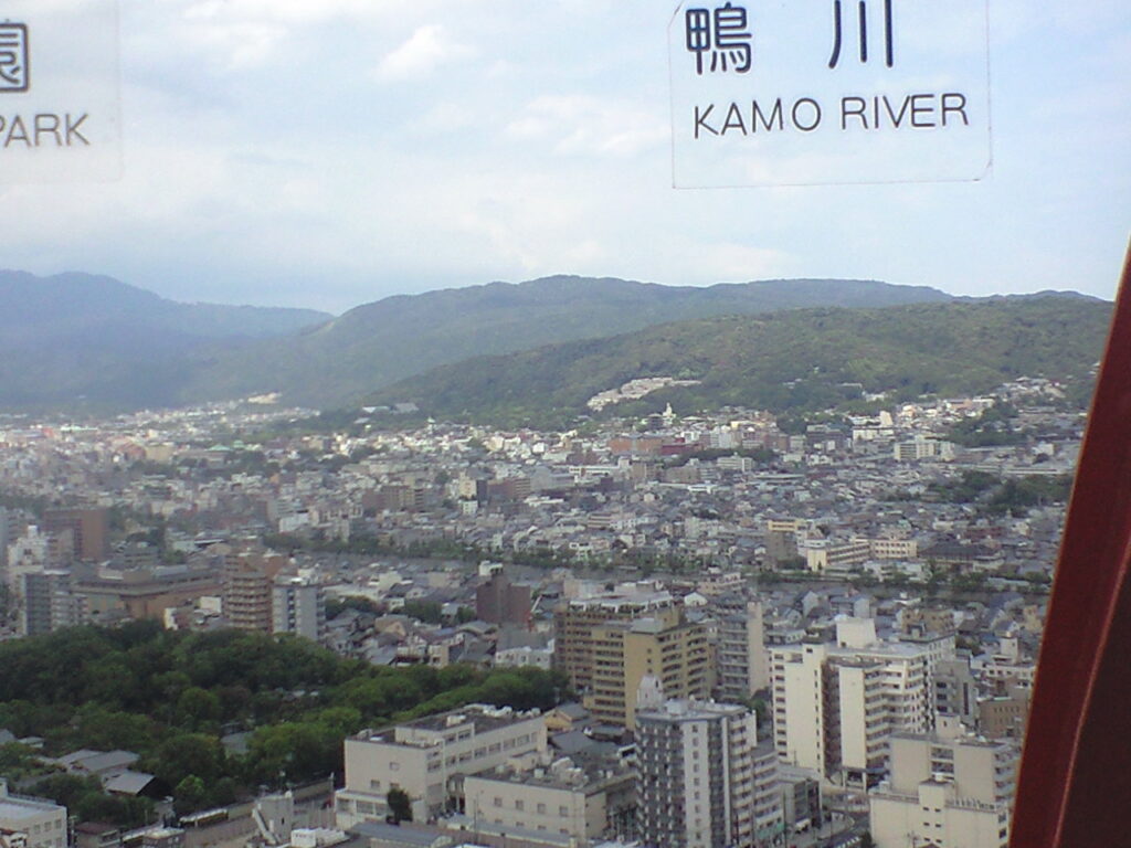京都タワーから鴨川や銀閣寺方面を望む。左前に三十三間堂が見える。