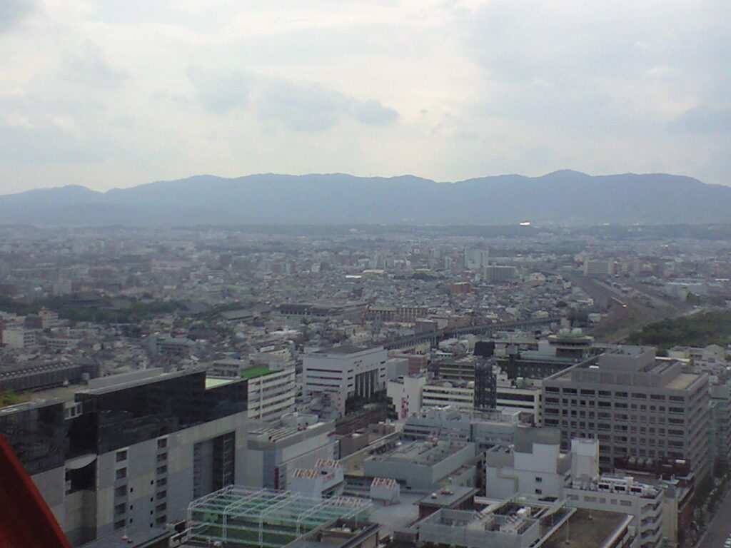 京都タワーから。 この写真の右端のあたりに梅小路機関区があります。鉄道（とくに蒸気機関車）好きにはたまらないところだ。