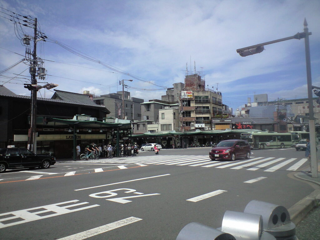 祇園町。ローソンの看板が茶色です。