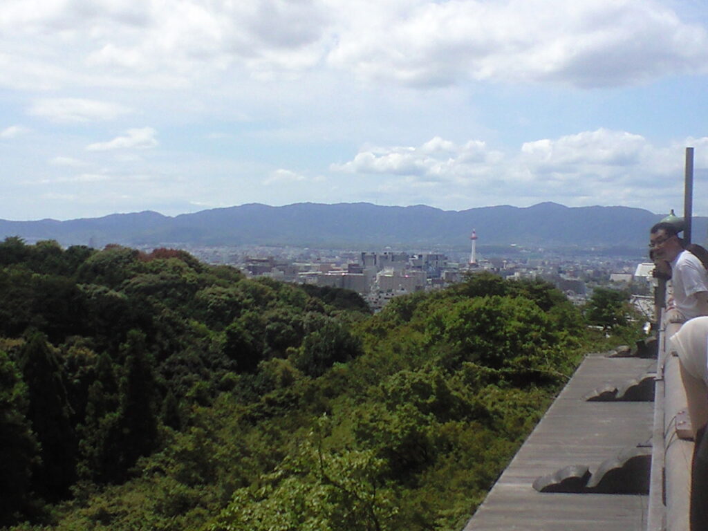 清水の舞台から京都市内を望む。 京都タワーも見えます。