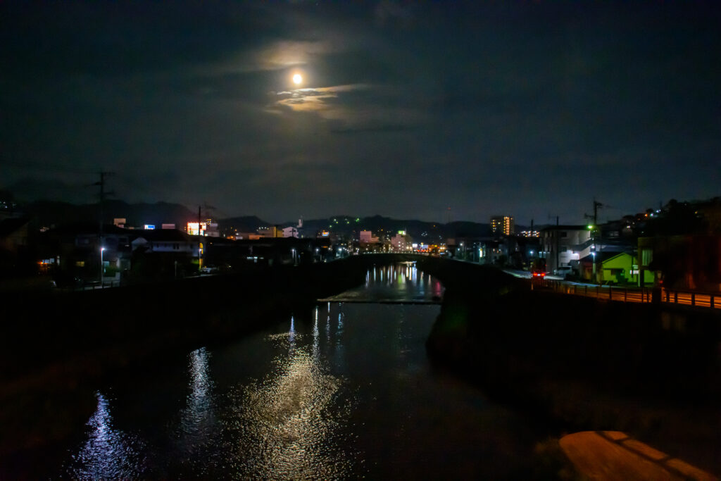 満月と夜の甲突川。こちらはD7200で撮影。加工、編集後1
