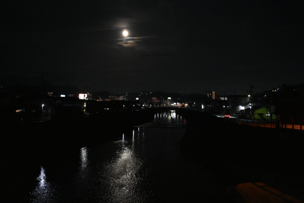 満月と夜の甲突川の写真。こちらはD7200で撮影。加工、編集なし。