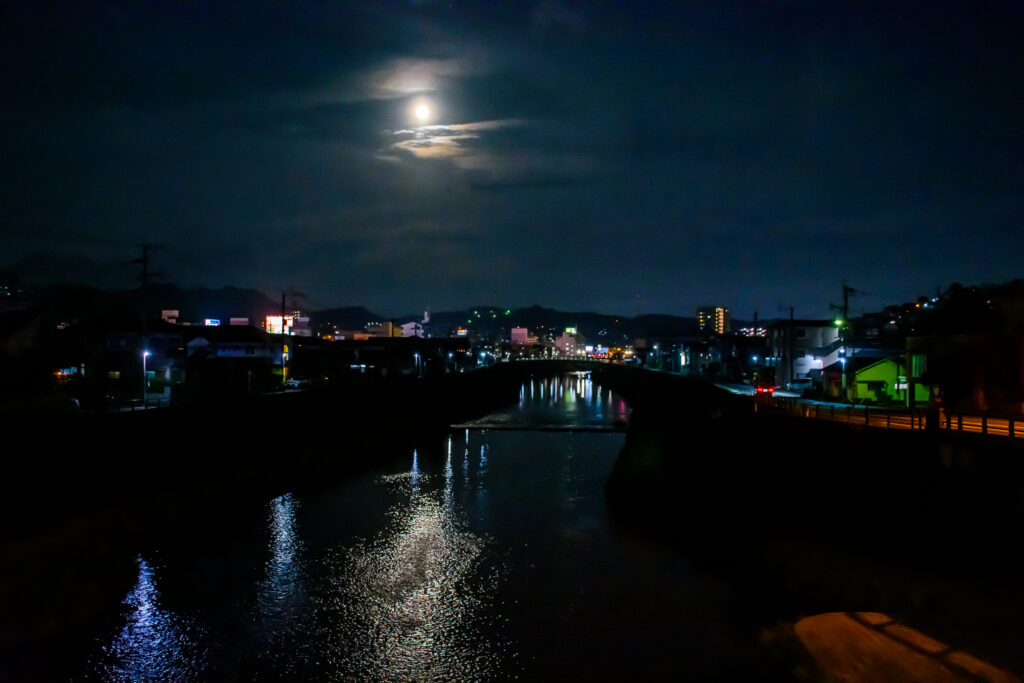 満月と夜の甲突川。こちらはD7200で撮影。加工、編集後2。