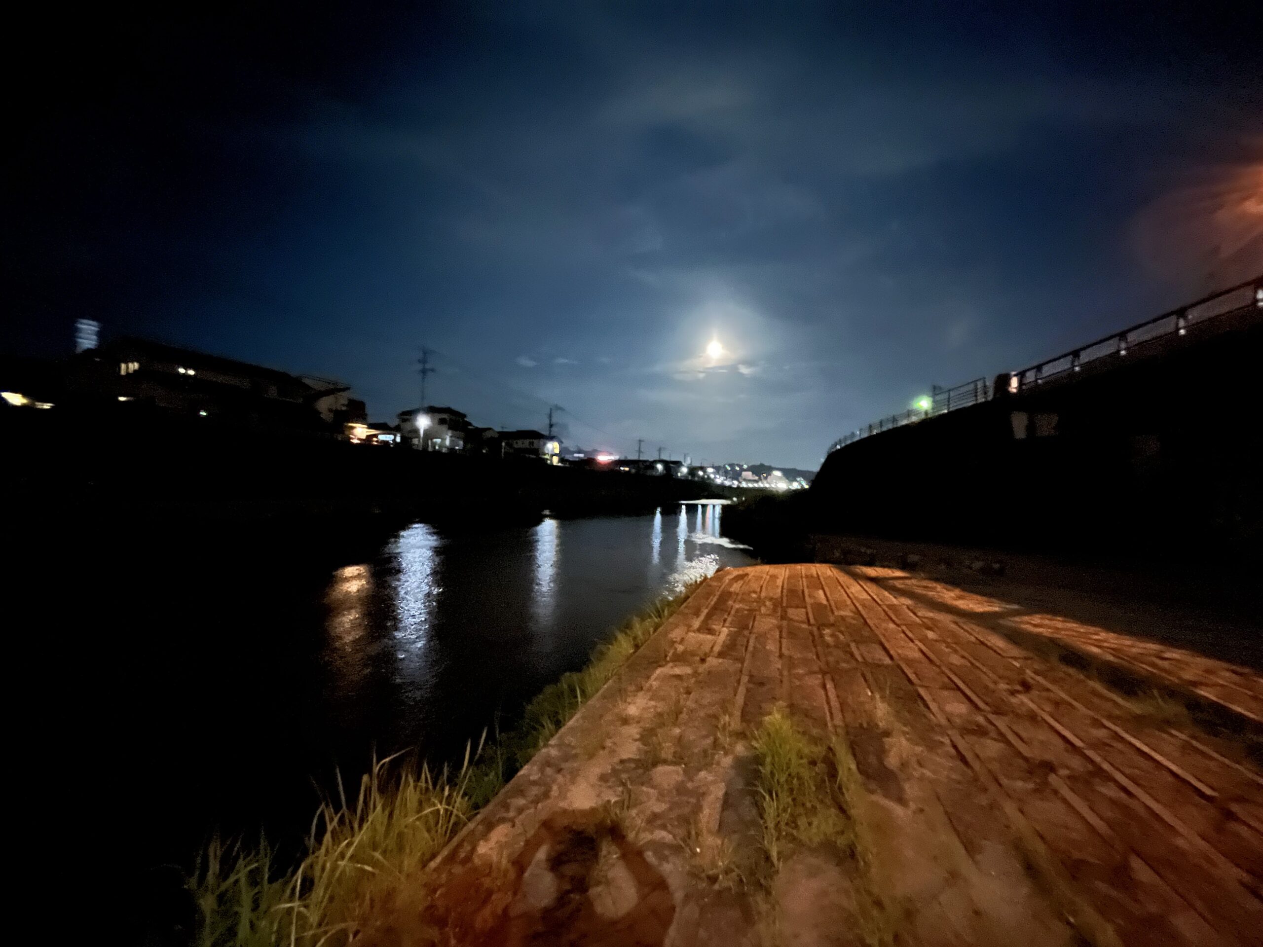 満月と夜の甲突川の写真。長時間露光もできる。