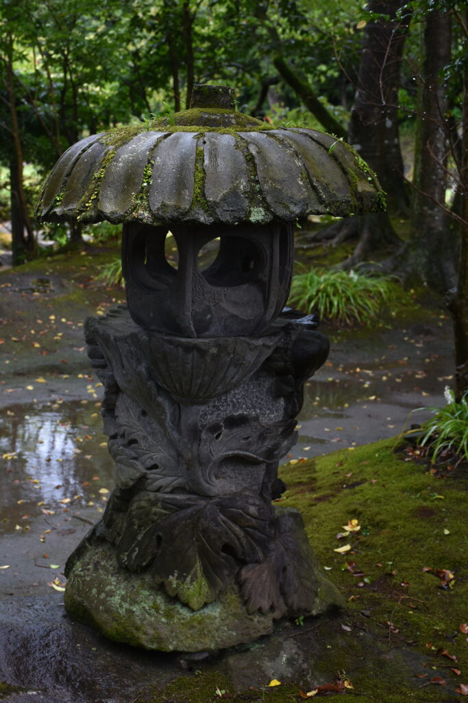 旧島津氏玉里邸庭園の石灯籠