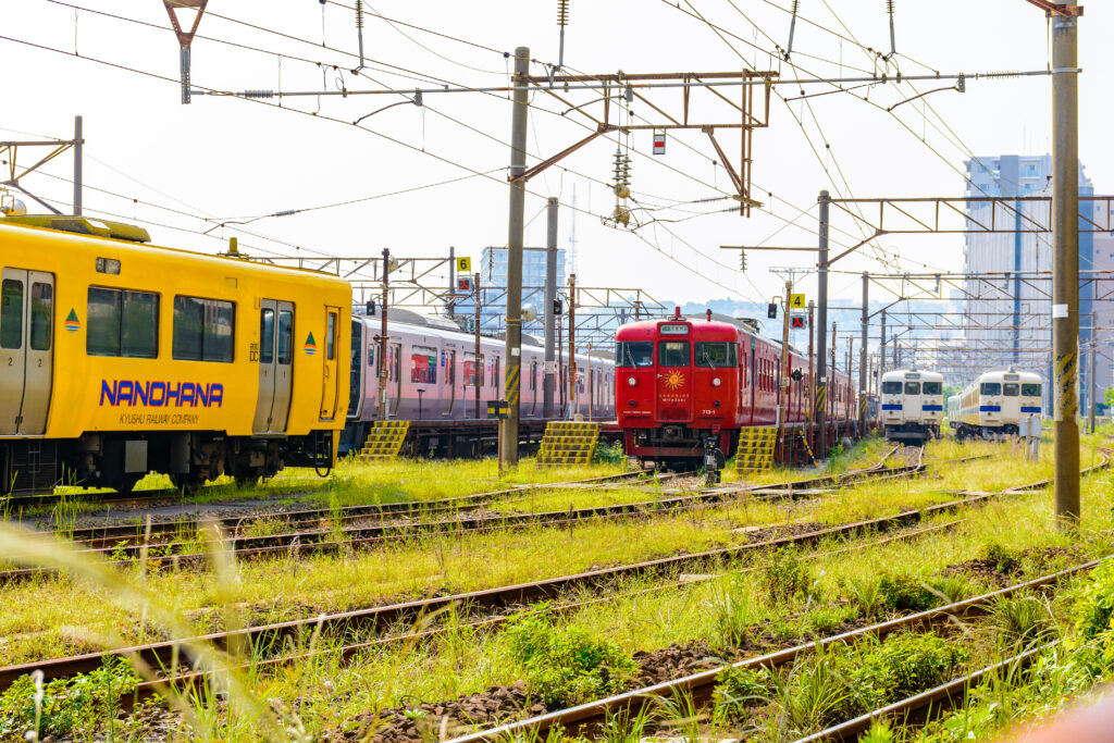 指宿枕崎線のキハ200の黄色と713系の赤、415系の白、817系のシルバーの対比が面白い。