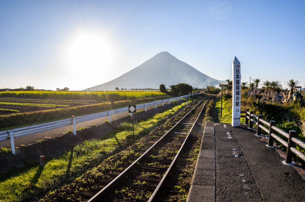 こちらは夕時近くの開聞岳とJR日本最南端の駅の標識です。
