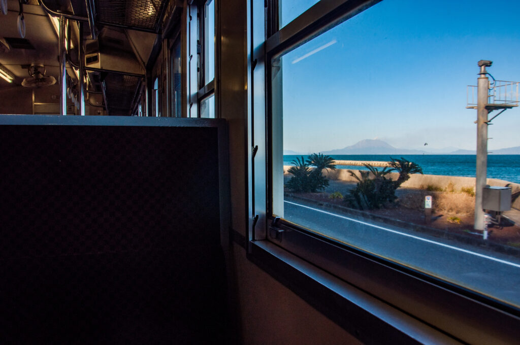 ここからでも桜島は見えます。上り列車から撮影。