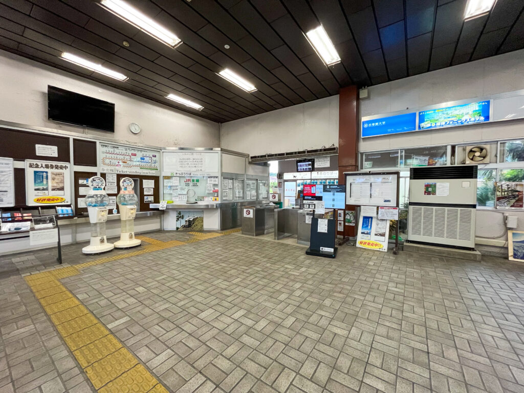 指宿駅の駅舎内になります。