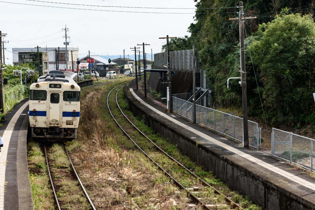 前之浜駅のホームと出発する列車。