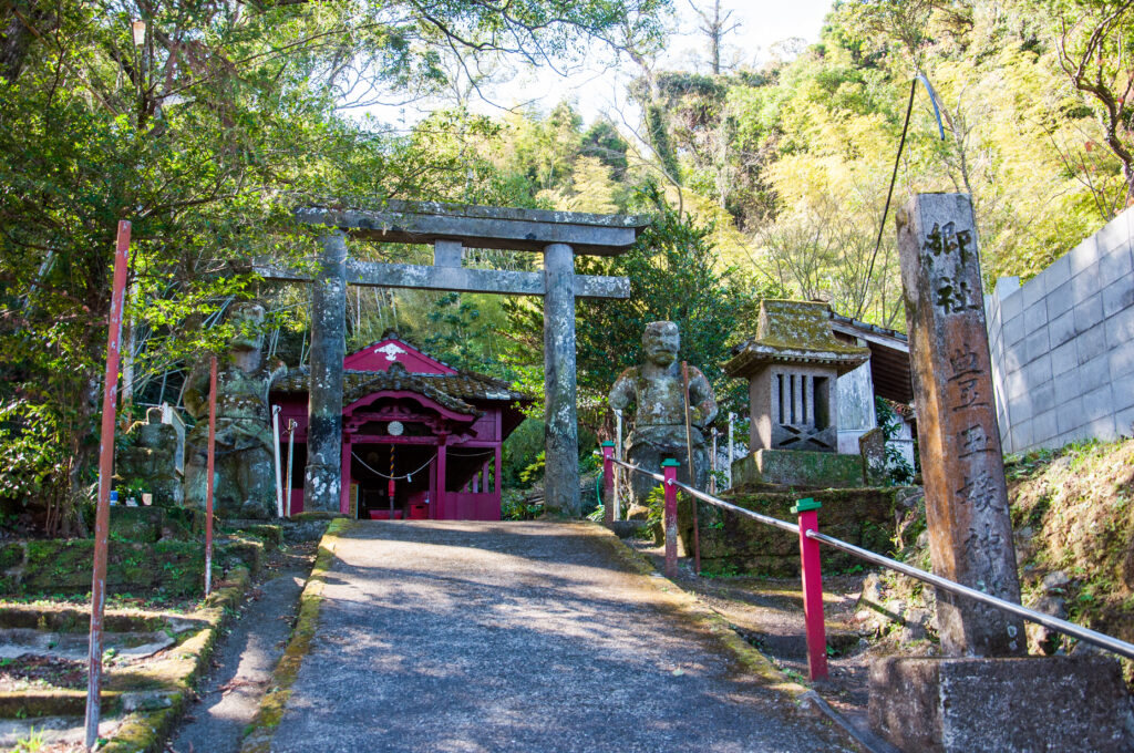 薩摩今和泉駅のそばにある、豊玉媛神社。