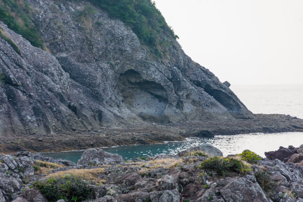 ハート型にくぼんだ岩が見えるのです。