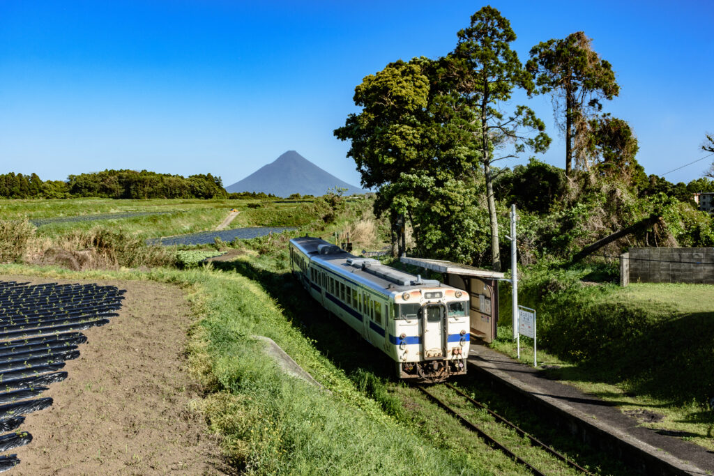 指宿枕崎線、松ヶ浦駅を出発する列車。