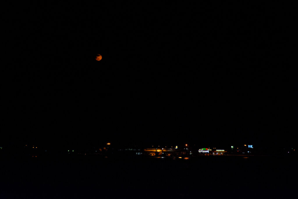 赤い月が見えています。