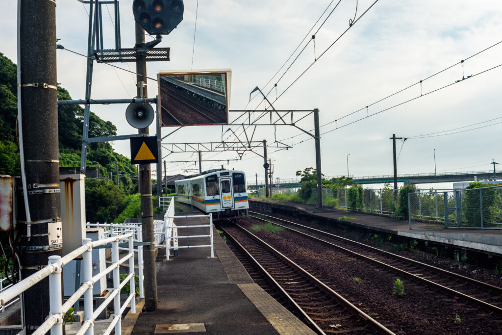 薩摩大川駅を出発する列車。