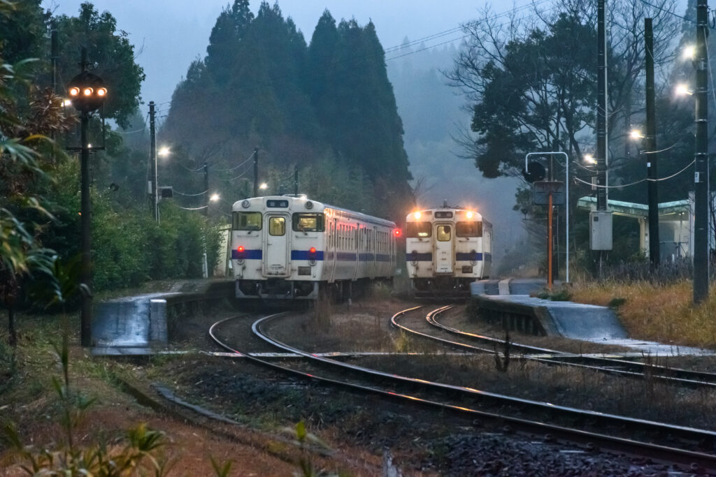 朝の肥薩線、表木山駅。列車が行き交う。