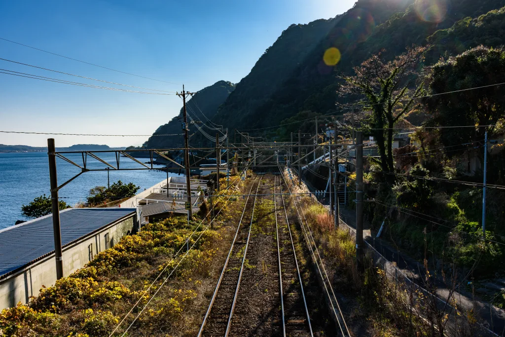 竜ヶ水駅の跨線橋から鹿児島駅方面を見る。
