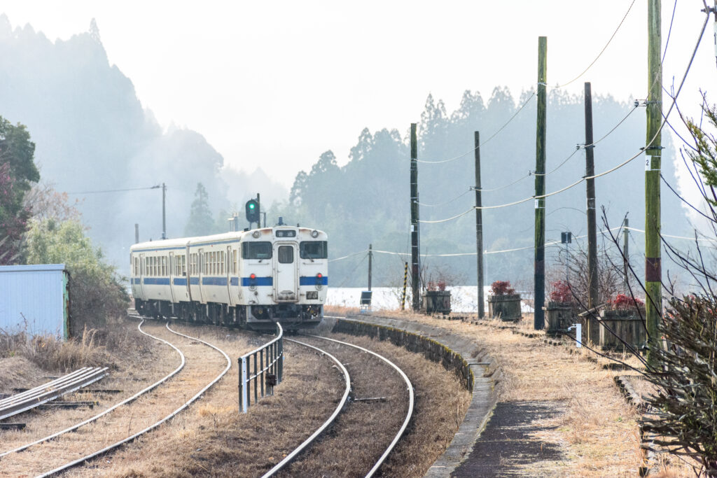 霧島温泉駅を出発する列車。